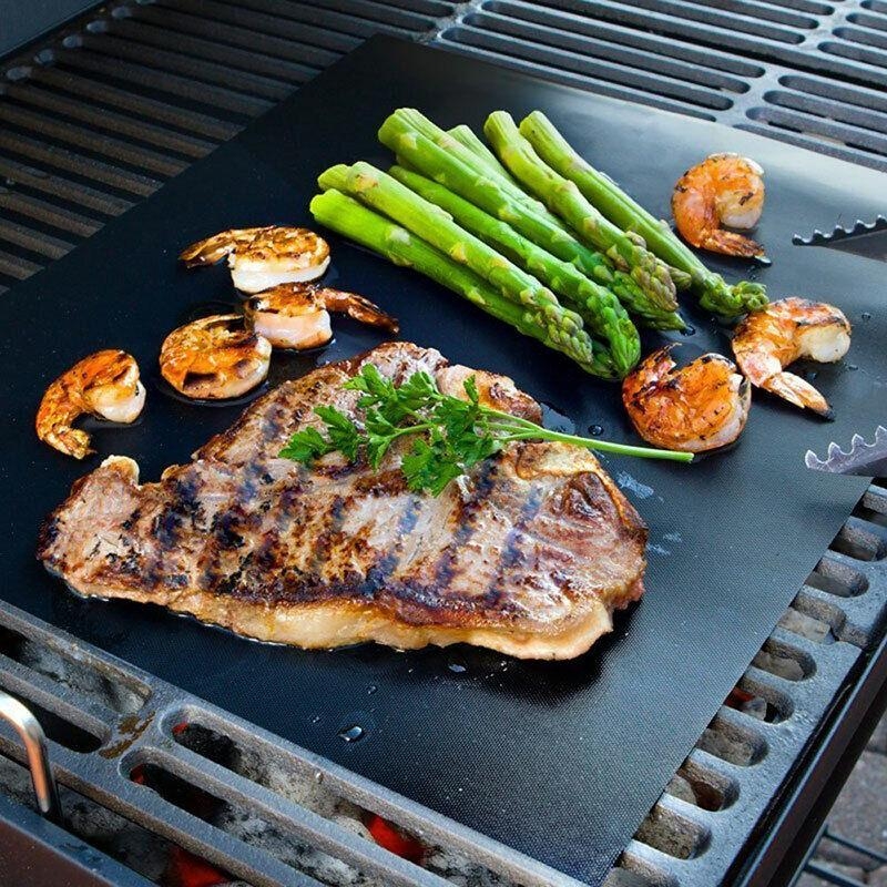 Teflonová grilovací podložka MANTA – set tří černých podložek na rošt grilu.